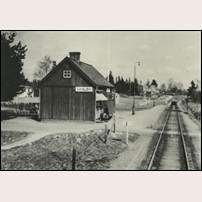 Skälby hållplats omkring 1950. Bild från Järnvägsmuseet. Foto: Okänd. 
