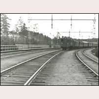 Södertälje havsbad troligen under tidigt 1930-tal. De två vänstra spåren är stambanan och det högra järnvägen mot Eskilstuna. Till vänster ligger en ljus plattform (nybyggd?). Mitt i räcket finns en öppning där en trappa till plattformen kommer upp. Järnvägsmuseet, varifrån bilden är hämtad, uppger fotoåret till 1927 men enligt Järnvägsdata öppnades hållplatsen först 1930. Foto: Okänd. 