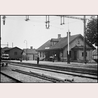 Hyllstofta station tidigast 1943. Järnvägsmuseet varifrån bilden är hämtad uppger visserligen att den är tagen omkring 1910, men banan elektrifierades först 1943.  Foto: Okänd. 