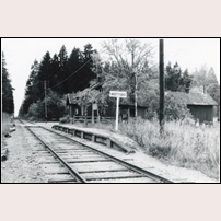 Nöttbo hållplats på 1950-talet. Bortom hållplatsen ligger Mossbo banvaktsstuga. Bild från Järnvägsmuseet. Foto: Okänd. 