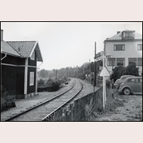 51 Kvicksund omkring 1950. Järnvägslinjen går nu öster om den till- och påbyggda stugan. Bild från Järnvägsmuseet. Foto: Okänd. 