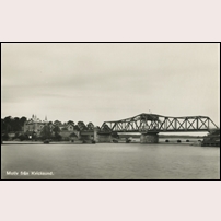 Kvicksundsbron på 1940-talet, således bro nummer 2 byggd 1924. Bilden är tagen mot norr. Till vänster ses Kvicksunds hotell och framför detta ligger banvaktsstugan 51 Kvicksund. Okänt vykort från Järnvägsmuseet. Foto: Okänd. 