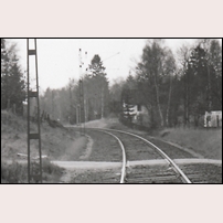 3 Värgap i november 1957. Det är en dålig bild men den enda som står till buds. Den är tagen för att visa siktförhållandena vid den närmaste vägkorsningen. Stugan ligger till höger 200 meter längre fram. Bild från Järnvägsmuseet. Foto: Okänd. 