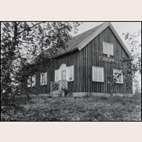 Kasajåkk kombinerade hållplats- och banvaktsstuga omkring 1965. Bild från Järnvägsmuseet. Foto: Okänd. 