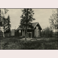 Kasajokk troligen på 1920- eller 1930-talet. Den kombinerade hållplats- och banvaktsstugans uthus. Bild från Järnvägsmuseet. Foto: Okänd. 