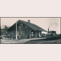 Ödsköld station på 1930-talet. Tåg med lok nr 2 mot Bengtsfors. Stationsmästaren står på perrongen (uppgifter ur Svante Forsaeus, Lelångenbanan). Foto: Anders Karlsson. 