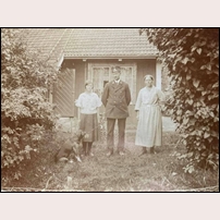176 Kölberga okänt år, tidigast 1913. De två kvinnor som utöver banvakten Emil Lindén ses på bilden är sannolikt hans hushållerska Anna Englund (till höger) och en många år inneboende, småskollärarinnan Alma Häger. Bild från Eva Lindén, dotterdotter till banvakten Lindén.  Foto: Okänd. 