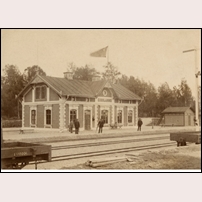 Gisslarbo station 1886. Stationshuset är det andra på platsen, byggt 1884. Bild från Järnvägsmuseet. Foto: Okänd. 