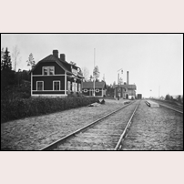 Dunker station omkring 1915. Byggnaden i bakgrunden är ett mejeri. Bild från Järnvägsmuseet. Foto: Emil Bengtsson. 