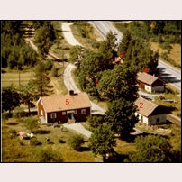 7 Joakim 1974. Vid 1) låg den gamla banvaktsstugan, 2) uthus till den gamla stugan, 3) den nya stugan, 4) uthus till den nya stugan och 5) hus som inte hört till järnvägen. Uppåt går järnvägen mot Gyttorp, nedåt höger till Nora. Bilden tillhör Arkiv Digital och är en skanning av en provkopia (råkopia). Arkiv Digital har flera miljoner liknande bebyggelsebilder från hela Sverige. (Denna reklamtext är inlagd eftersom det är ett krav från Arkiv Digital för att bilden ska få användas.) Foto: Okänd. 