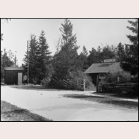 Högklint hållplats omkring 1940. Byggnaden till vänster hör inte till järnvägen utan är en telestation, en av de första i landet i sitt slag. Bild från Järnvägsmuseet. Foto: Okänd. 