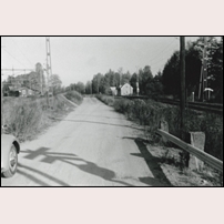 740 Strömsbro omkring 1960. Till vänster ligger Strömsbro station vid Gävle - Ockelbolinjen. Bild från Järnvägsmuseet. Foto: Okänd. 