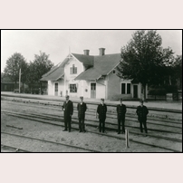 Lessebo station 1916. Stationsinspektor Victor Albert Ågren (1867- 1919) till vänster med sina underlydande i fallande rangordning. Bild från Järnvägsmuseet. Foto: Okänd. 