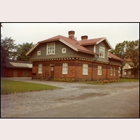 Partille station 1968-1969. Inte bara stationshuset är arkitektoniskt ovanligt. Det här bostadshuset, hus 9A, med sin utkragade övervåning är också märkligt. Bild från Järnvägsmuseet. Foto: Okänd. 