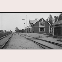 Freluga station omkring 1900. I bakgrunden banvaktsstugan 704 Freluga. Bild från Järnvägsmuseet. Foto: Per Lind. 
