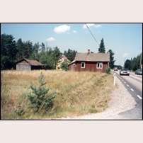 438P Eda hållplats i början av 1990-talet. Notera det fina skiffertaket. Fotoriktning mot norska gränsen. Kort tid efter att bilden tagits revs stugan. Foto: Erik Sjöholm. 