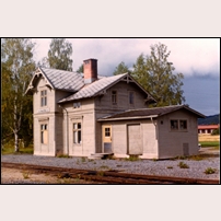 Multrå station 1970-1971. Väldigt charmigt litet stationshus. Bild från Järnvägsmuseet. Foto: Okänd. 