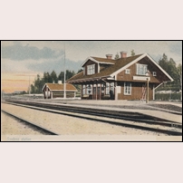 Södra Valbo station någon gång mellan 1901 och 1906. Bild av okänt kolorerat vykort från Järnvägsmuseet. Foto: Okänd. 