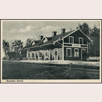 Skutskär station omkring 1900. Stationshuset ansågs av somliga som Sveriges fulaste. Okänt vykort från Järnvägsmuseet. Foto: Okänd. 
