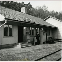 Överlida station något av de sista åren före nedläggningen 1961. Bilden visar det nya stationshuset byggt 1950. Bild från Järnvägsmuseet. Foto: Okänd. 