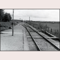 Nyckelby håll- och lastplats omkring 1940. Lastplatsdelen utgjordes av detta korta rundspår men det syns inga lastningsanordningar, inte ens en lastkaj. Fotoriktning mot öster. Bild från Järnvägsmuseet. Foto: Okänd. 