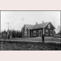 Flybo station 1916. Den uniformerade mannen är Carl Gustaf Carlsson (1873-1963) som var stationsföreståndare här mellan 1913 och 1936. Bild från Järnvägsmuseet. Foto: Okänd. 