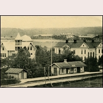 Söderala station i början av 1900-talet. Till vänster bakom stationshuset ligger ett hotell och till höger tingshuset. Bild från Järnvägsmuseet. Foto: Okänd. 
