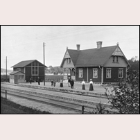 Prässebo station omkring 1910.  Fortfarande användes den gamla stavningen av stationsnamnet. Bild från Järnvägsmuseet. Foto: Okänd. 