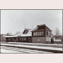 Upplands Väsby  station medan den ännu hette bara Väsby. Bilden kommer från Järnvägsmuseet som anger den vara tagen på 1920-talet. Foto: Okänd. 