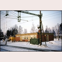 Bastuträsk station med det nästan nya stationshuset vårvintern 1965. Foto: Yngve Vikström. 