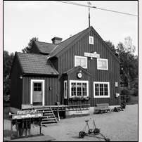 Hälsingenybo station på 1940-talet. Många trevliga detaljer att studera. Bild från Järnvägsmuseet. Foto: Okänd. 