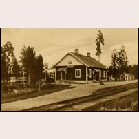 Korså station med det 1918 byggda stationshuset. Så bör det vara även om Järnvägsmuseet uppger fototidpunkten till omkring år 1900. Foto: Okänd. 
