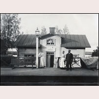 13 Korsån stations- och banvaktsstuga omkring 1905. På bilden ses stationsmästare Bror August Bergström (1847-1922) och hans hustru Vilhelmina (1847-1909) samt döttrarna Anna Viktoria (1882-1964) och Elsa Josefina (1892-1965). Bild från Järnvägsmuseet. Foto: Okänd. 