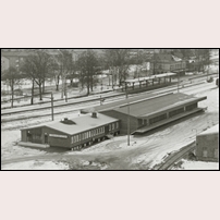 Arboga station, femte stationshuset, byggt 1962. Bilden tagen till invigningen. I bakgrunden ses stationshus nr 4. Bild från Järnvägsmuseet. Foto: Okänd. 