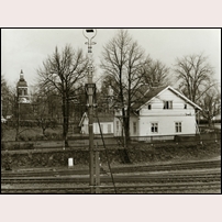 Ludvika f.d. stationshus i sitt nya läge 1968. I bakgrunden Ludvika Ulrika kyrka. Bild från Järnvägsmuseet. Foto: Rolf Bergström. 