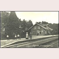 Älgarås station i början av 1900-talet med den ursprungliga stavningen av stationsnamnet. Bild från Järnvägsmuseet. Foto: Okänd. 