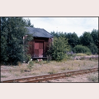Brittatorp station den 9 augusti 1974. Det gamla godsmagasinet används inte längre och inte heller den intilliggande lastkajen. Foto: Jan-Anders Wihrén. 