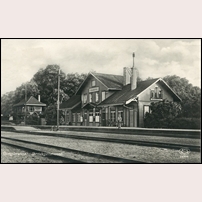 Bergsbrunna station okänt år, i vart fall före 1934 då banan elektrifierades. Okänt vykort från Järnvägsmuseet. Foto: Okänd. 