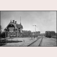 Brandsmo station 1903 med tåg draget av BAJ lok nr 2. Bild från Järnvägsmuseet. Foto: Karl Wassberg. 