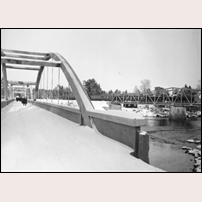 754 Ljusnebron omkring 1923. Bron stod färdig 1923, så bilden kan inte vara äldre. Stugan skymtar under bron. Till vänster är en ny bro för landsvägen som med tiden ska bli känd som riksväg 13. Bild från Järnvägsmuseet.   Foto: Okänd. 