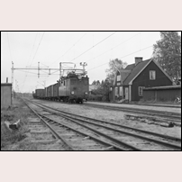 Våxnäs station 1960 med godståg draget av AEG-loket NKlJ 43. Bild från Järnvägsmuseet. Foto: Bruno Kock. 