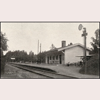 Djurmo hållplats på en bild som är hämtad ur bokverket Sveriges Järnvägsstationer, Orbis 1950. Foto: Okänd. 