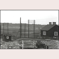 544 Stolpstugan omkring 1915. Byggnaden liknar inte en banvaktsstuga så uppgiften måste betraktas som osäker. Bild från Järnvägsmuseet. Foto: Okänd. 