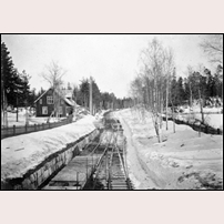 Askesta station med utfarten mot Sandarne på 1950-talet. Bild från Järnvägsmuseet. Foto: Okänd. 