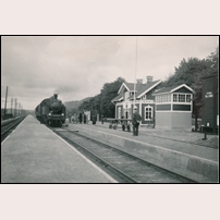 Surte station omkring 1928. Tåget på bilden dras av Bergslagernas Järnvägars (BJ) ånglok Y3 nr 75, senare SJ S7 1875. Maskinen tillverkades 1915 i Motala och skrotades 1971 i Vislanda. Bild från Järnvägsmuseet. Foto: Carl Alfred Träff. 
