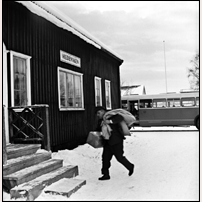 Hedeviken station 1963. Bilden ingår i en serie om en busschaufförs vardag. Bildtexten lyder: "Ilgodspaket till Messlingen". Varför utväxlingen skedde här i stället för i Hede är inte känt. Bild från Järnvägsmuseet. Foto: A-P Jonasson. 