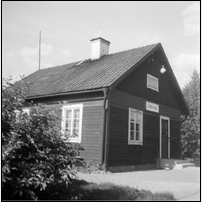 Läbyvad kombinerade hållplats- och banvaktsstuga omkring 1950. Bild från Järnvägsmuseet. Foto: Okänd. 