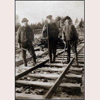 Ekensbergs grusgrop 1916, med okända banarbetare (mannen i mitten verkar ha uniformsmössa vilket skulle betyda att han är banvakt eller banmästare). Bild från Järnvägsmuseet. Foto: Okänd. 