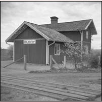 Härlingstorp hållplats- och banvaktsstuga på 1950-talet. Foto: Nils Ström. 