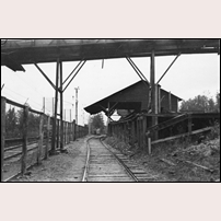 Sibo lastplats omkring 1935. Bilden ingår i en serie tagna i samband med förberedelser för elektrifiering av Norra stambanan. Årtalet uppges ibland till omkring 1932. Bild från Järnvägsmuseet. Foto: Okänd. 